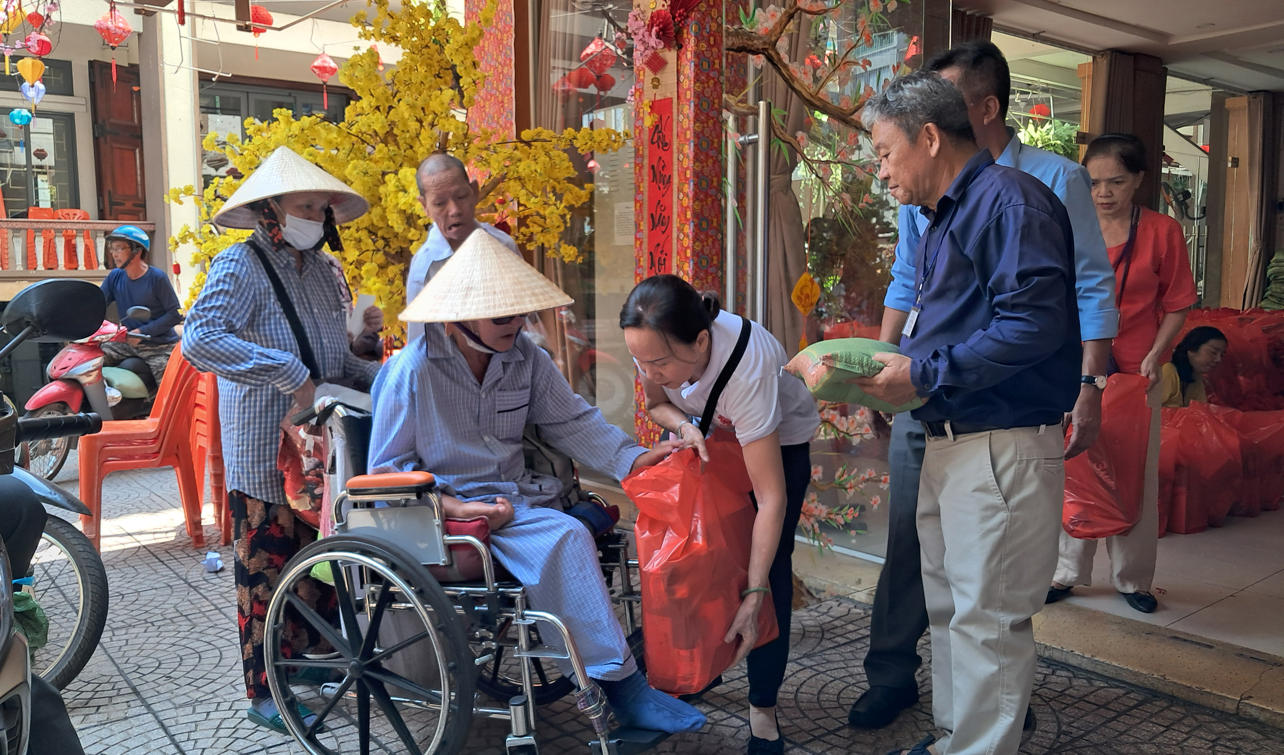Tất niên cho người nghèo và người khuyết tật ở giáo xứ Vườn Xoài